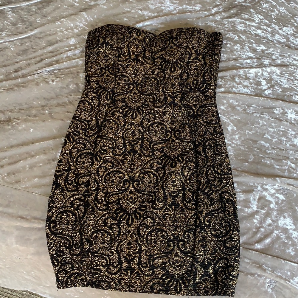 💫CLOSING SALE💫strapless dress with pads built in